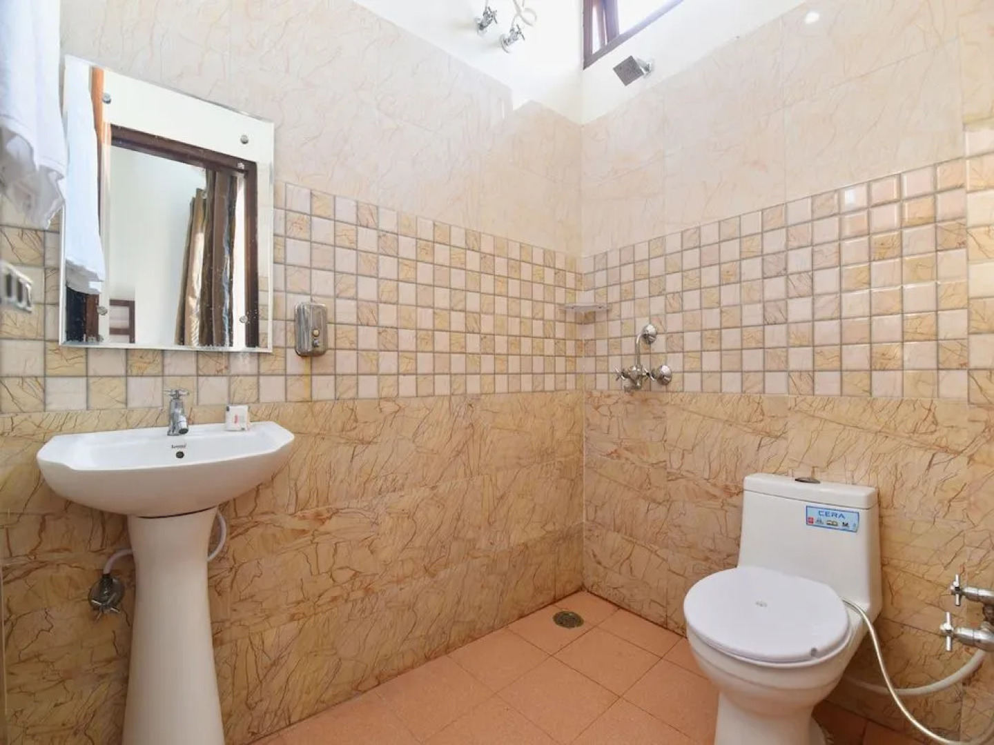 Oyo 28322 Hotel Paradise