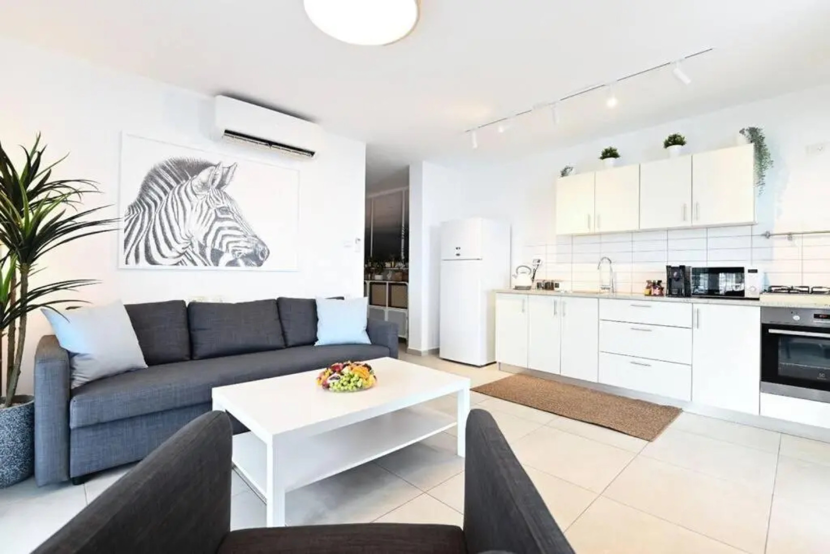 L.T.D- MY VIEW. 2 bedroom apartment by the lake.