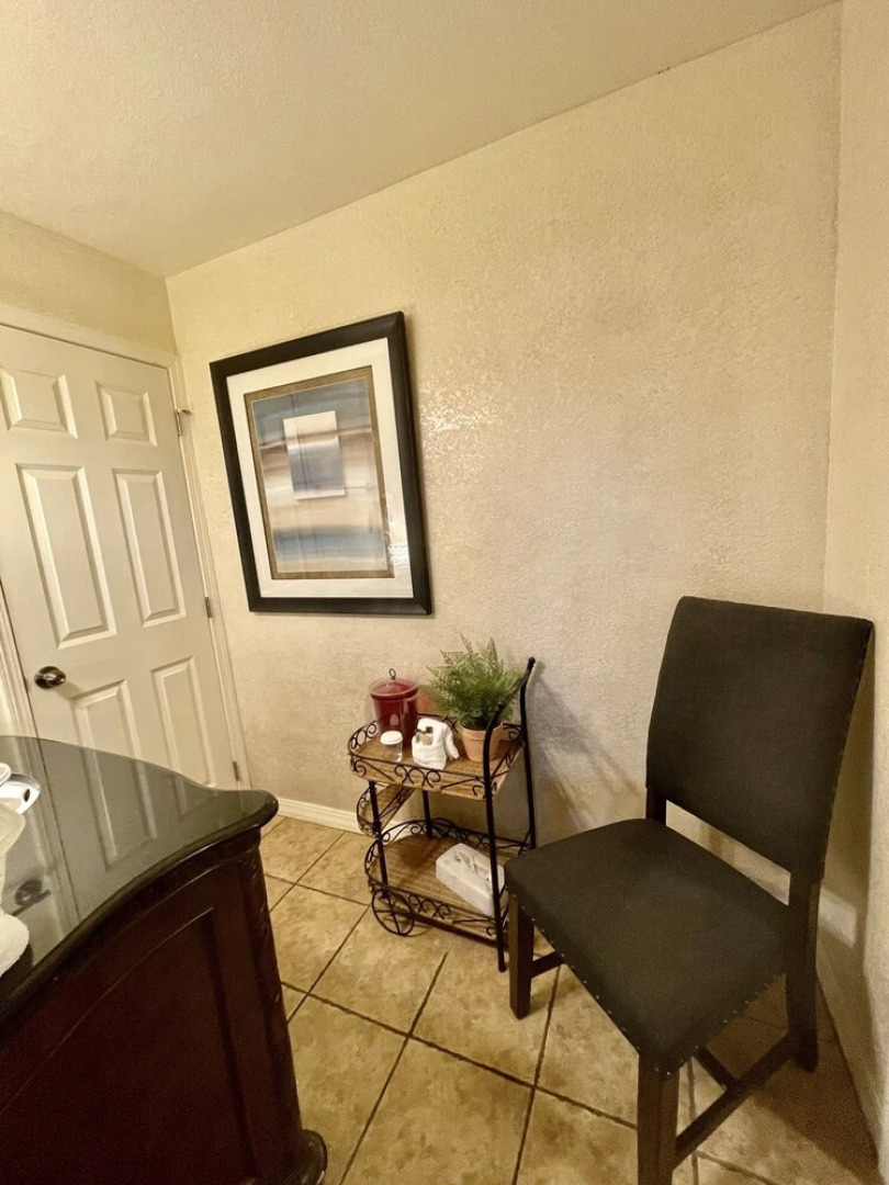 SU15, Spacious studio with full kitchen, dining table and rock patio overlooking Lake Ouachita. by RedAwning