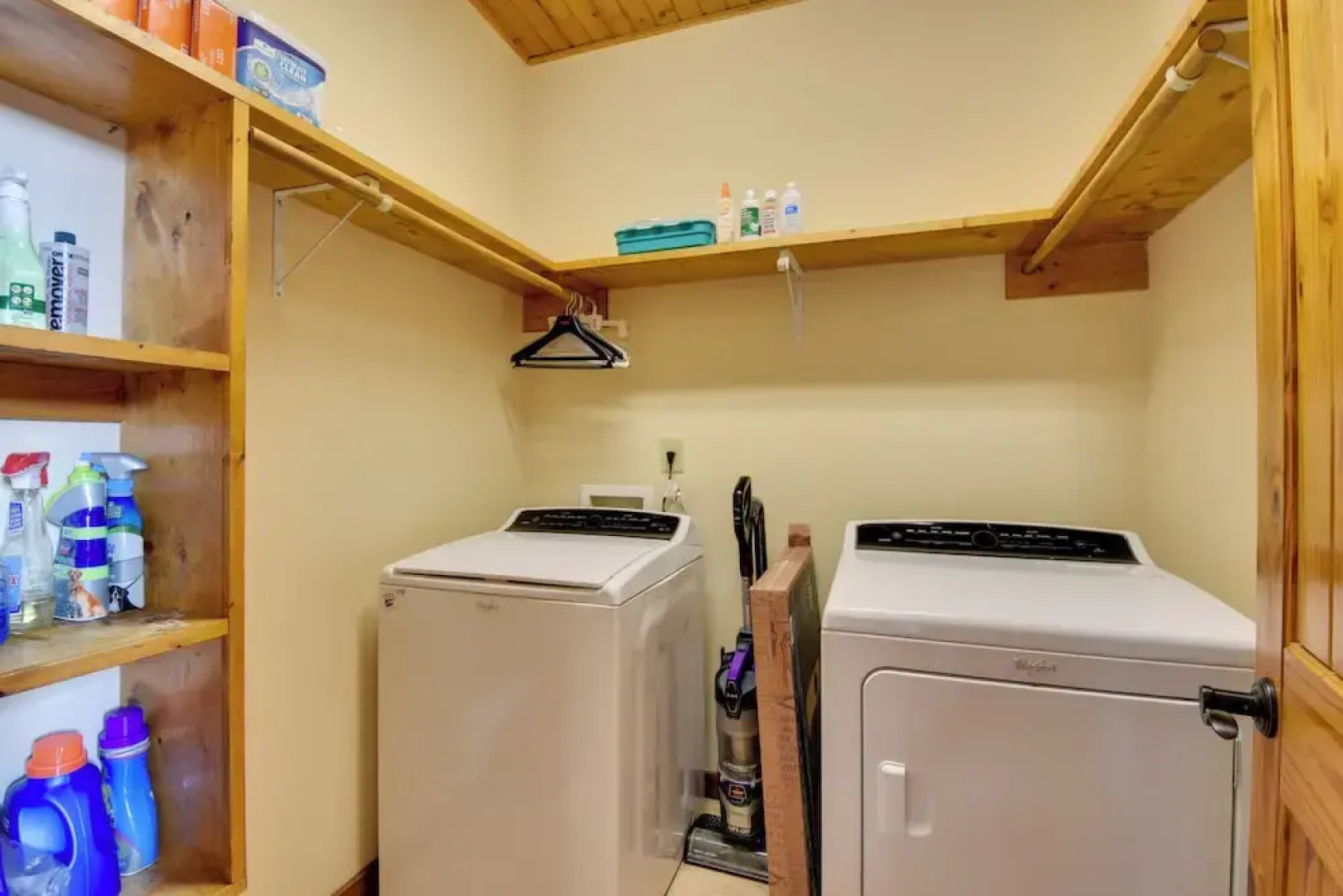 Hot Tub, Game Tables & Mtn Views: Ellijay Cabin