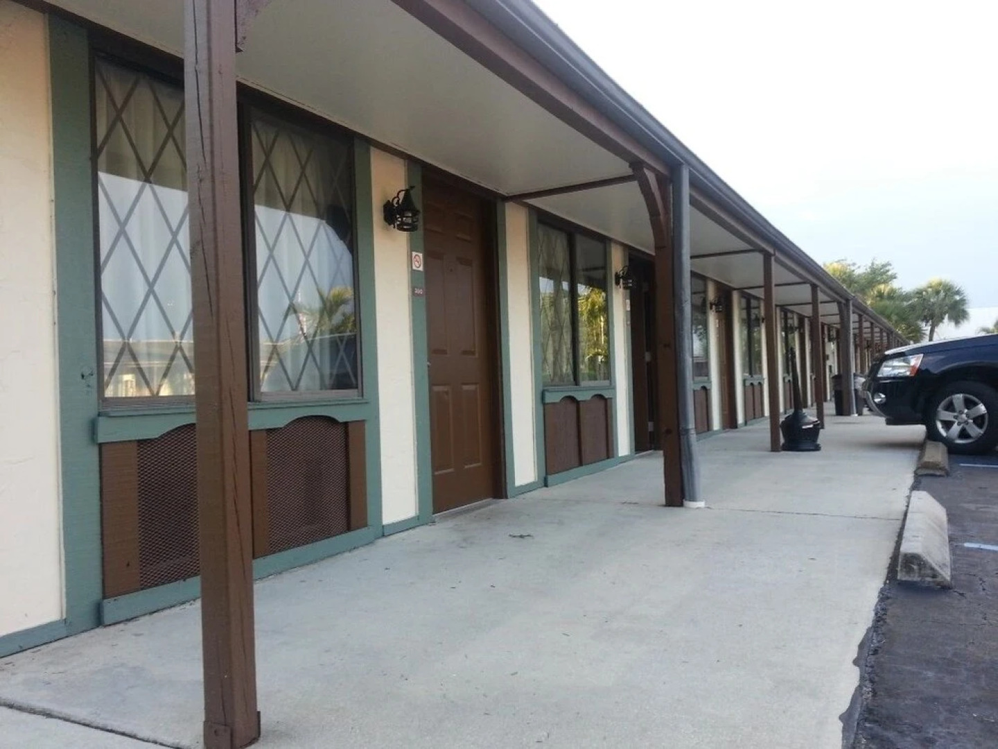 Spinnaker Inn of Naples