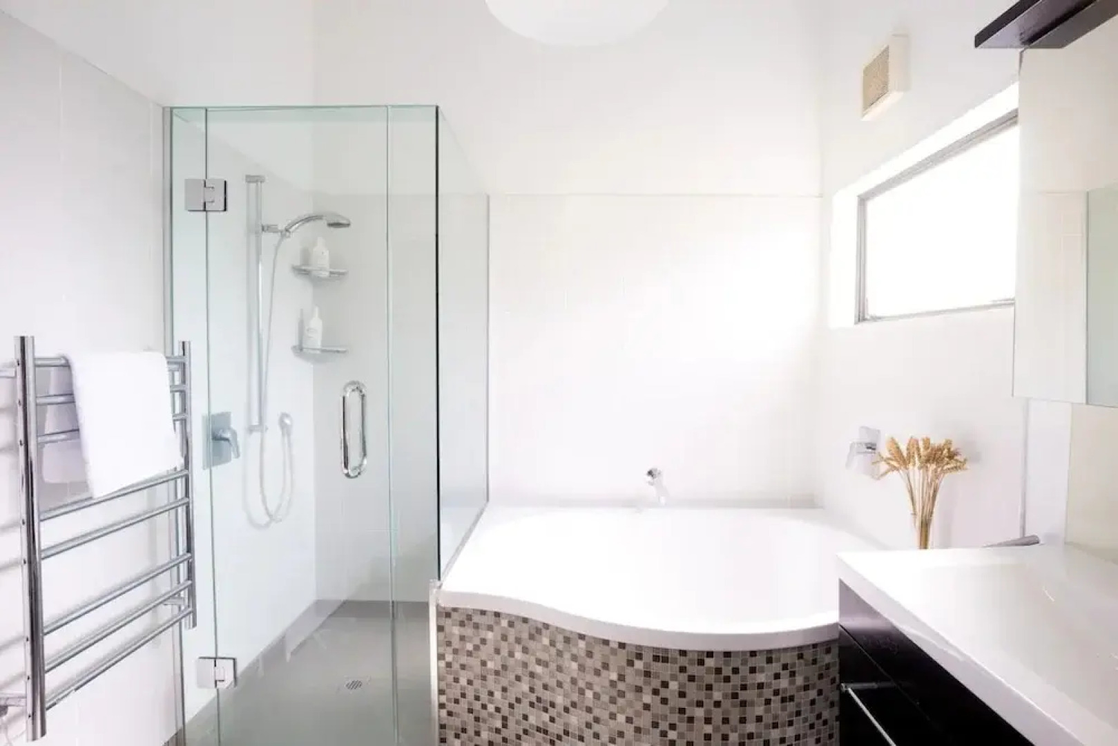 Modern 4 Bedroom Family Home With Pool