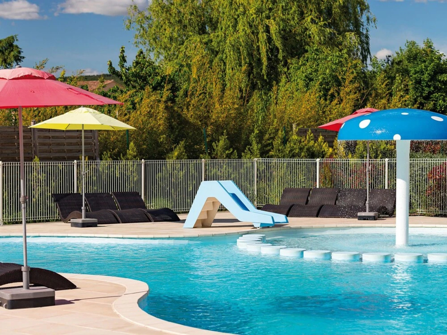 Spacious Holiday Home With Dishwasher and AC, in the Luberon