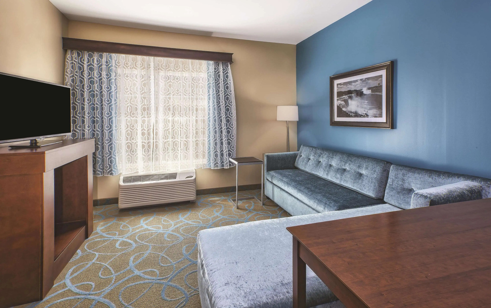 La Quinta Inn & Suites by Wyndham Niagara Falls