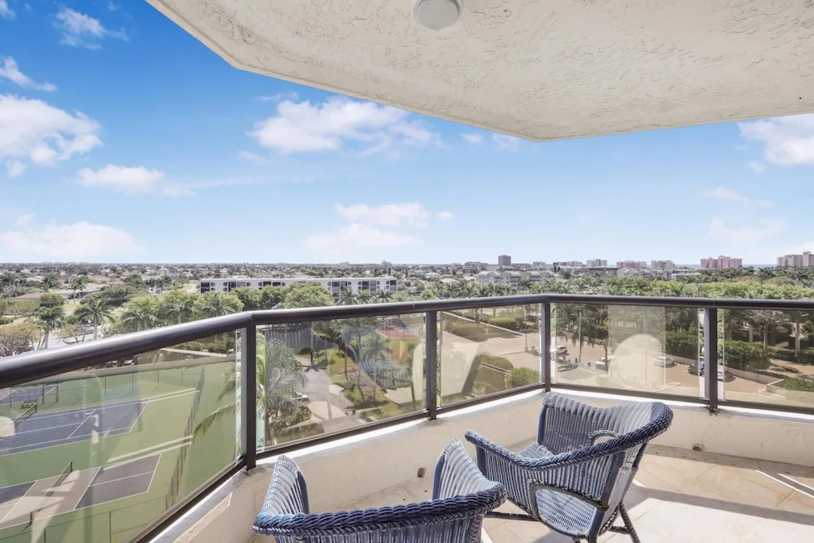 Cozy Beachfront Getaway With Pool and spa