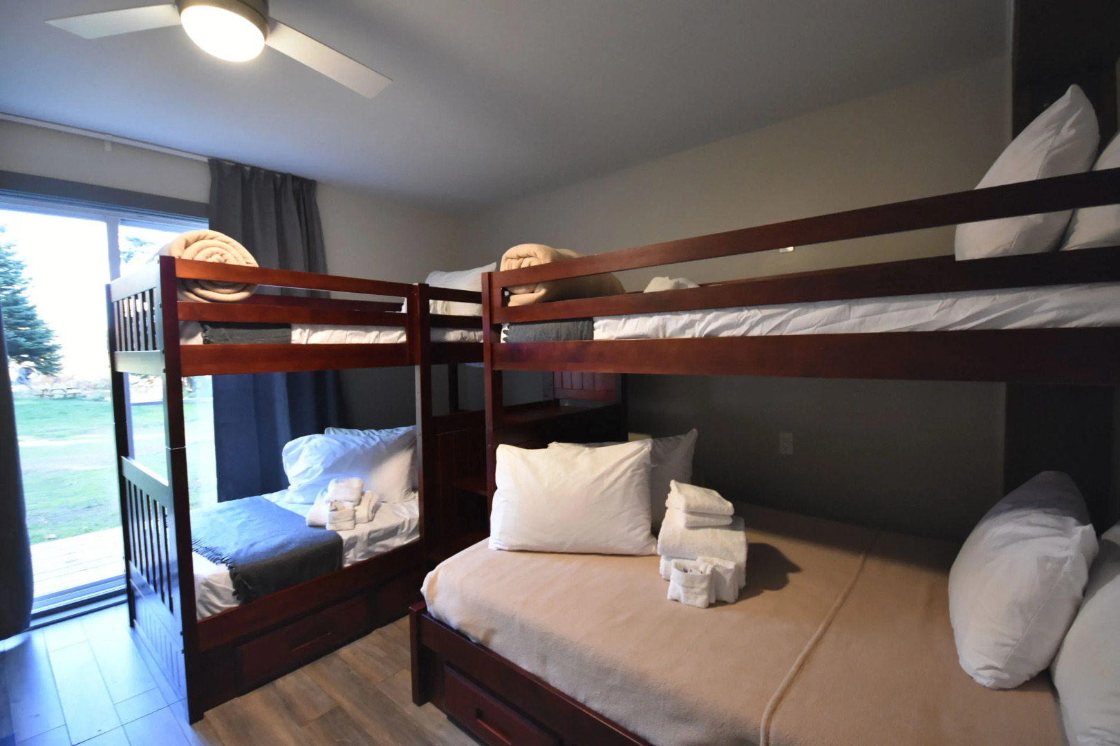 Oberge Inn  Riverside guest room in Val-David village with free parking