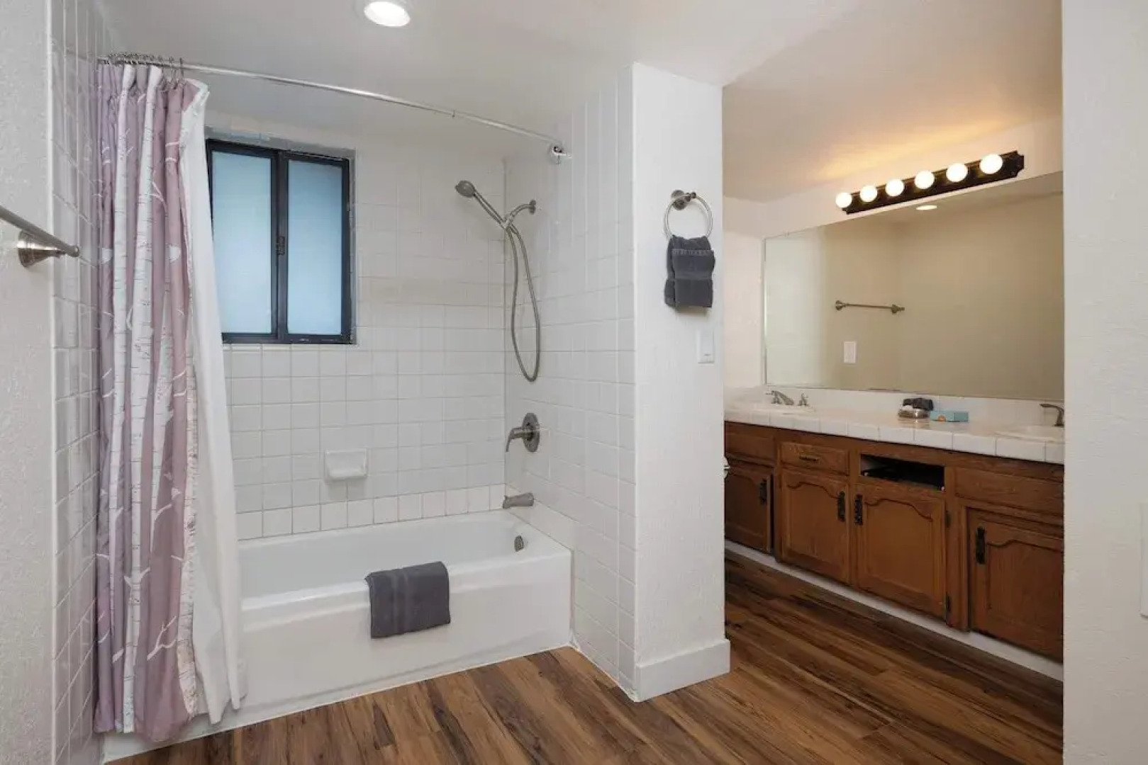 Yosemite Aviary and Quail Within Yosemite - 2 Separate Units, Up To 14 Guests!