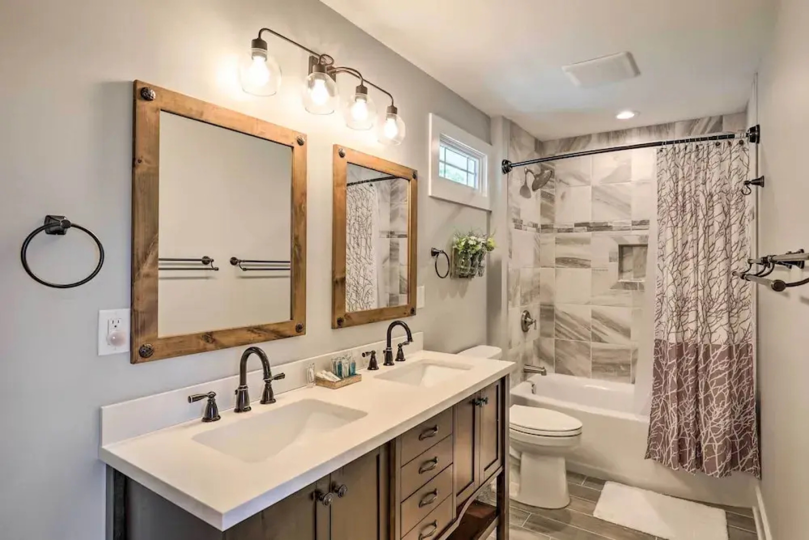 Escape w/ Hot Tub, Mtn Views: 5 Mi to Urban Trail