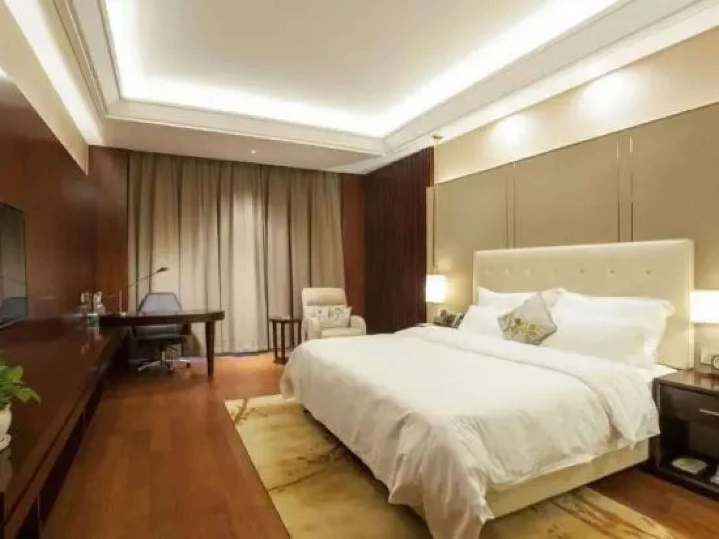 Swan Lake International Hotel