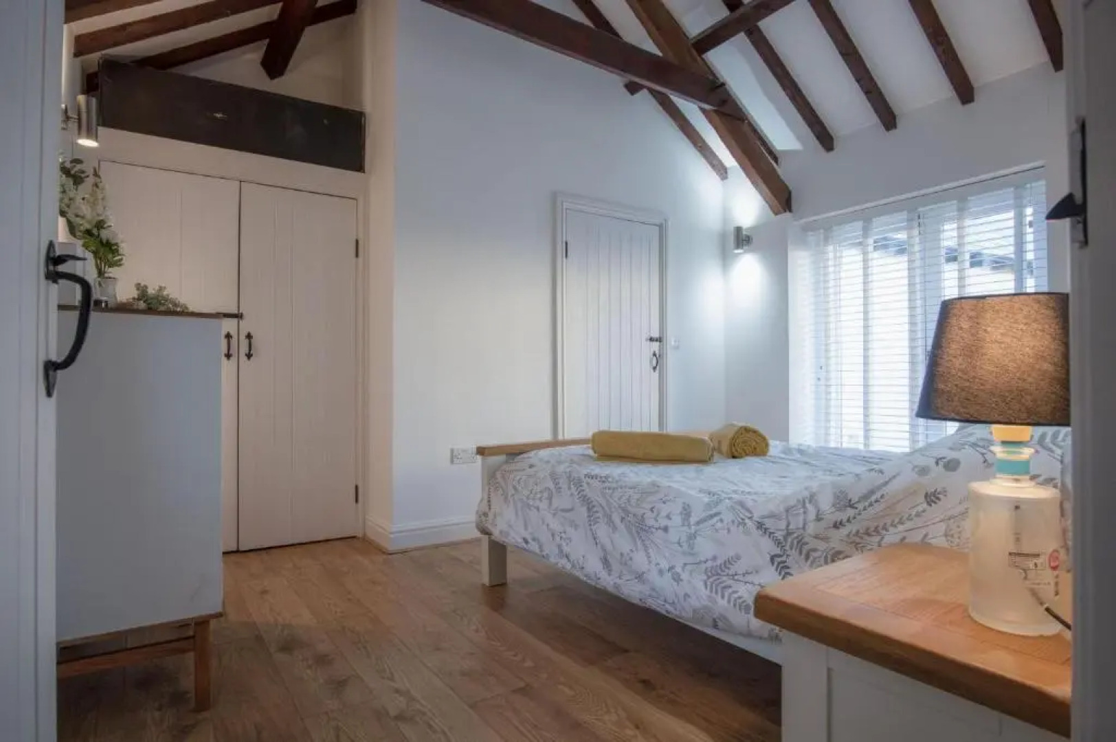 The Old Stables - 3 Bedroom Cottage - Angle