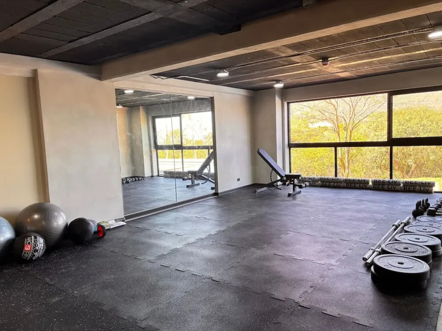 BEE Suites San José - Santa Ana