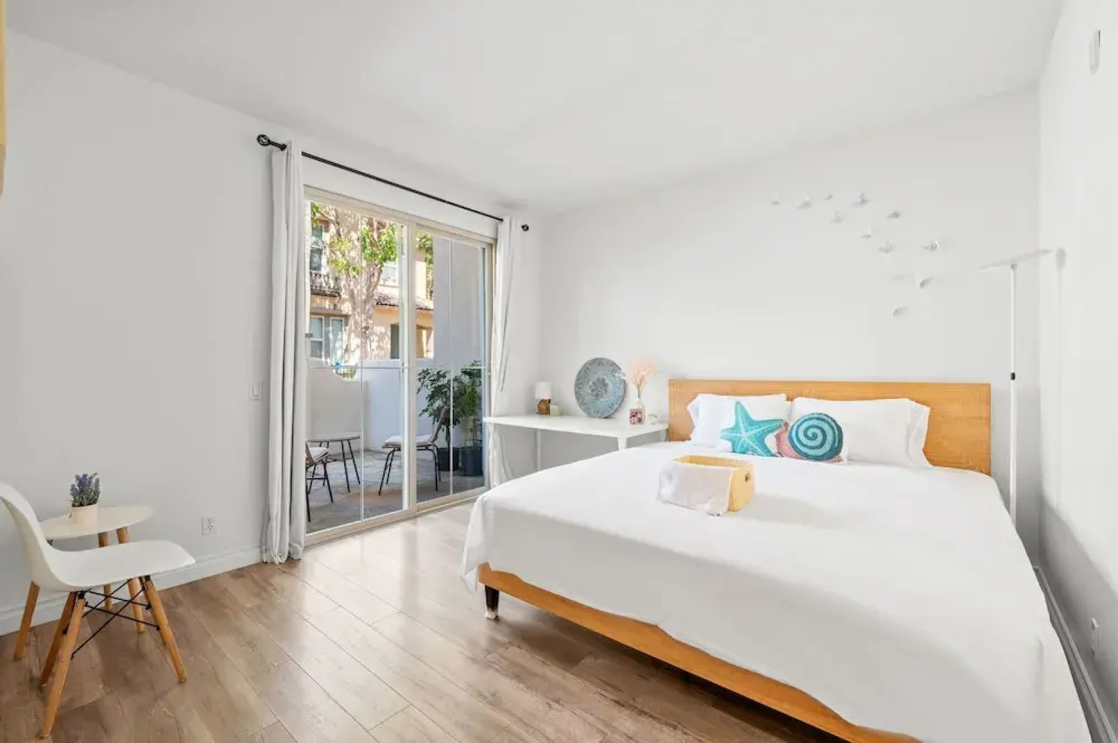 Private Entry Suite w Patio Bath Kitchenette