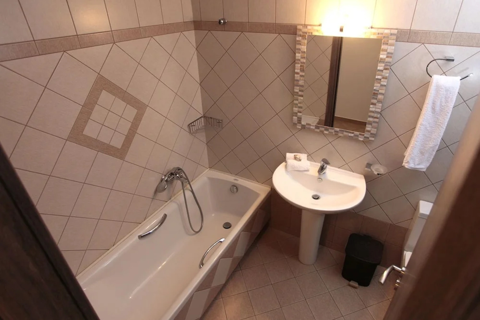 Anemonisia Skyrian Living