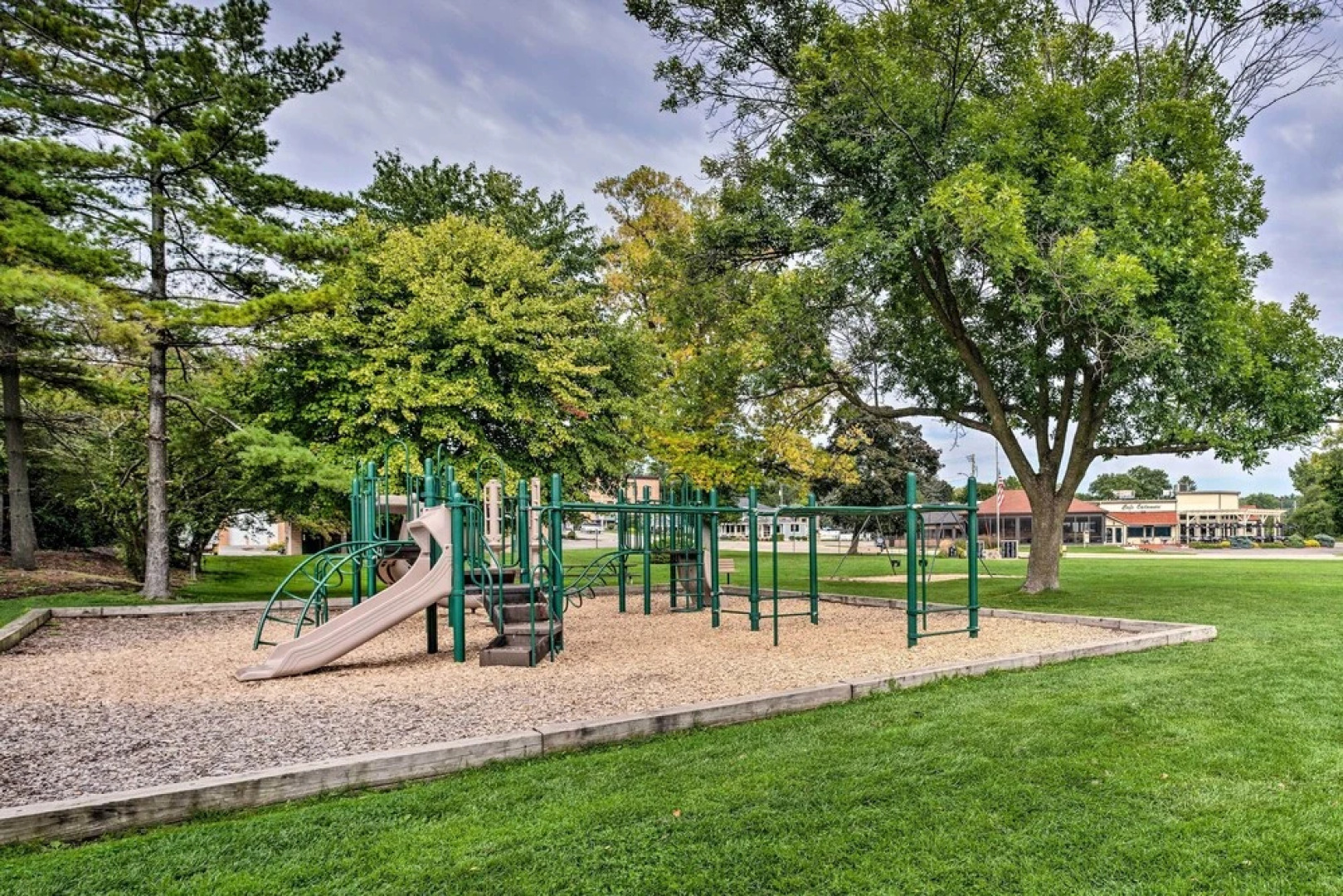 Breezy-chic Apartment - Steps to Geneva Lake!