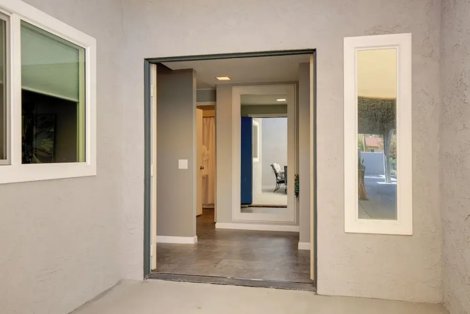 Theater Room & Pool Deck: Retreat in Palm Desert!