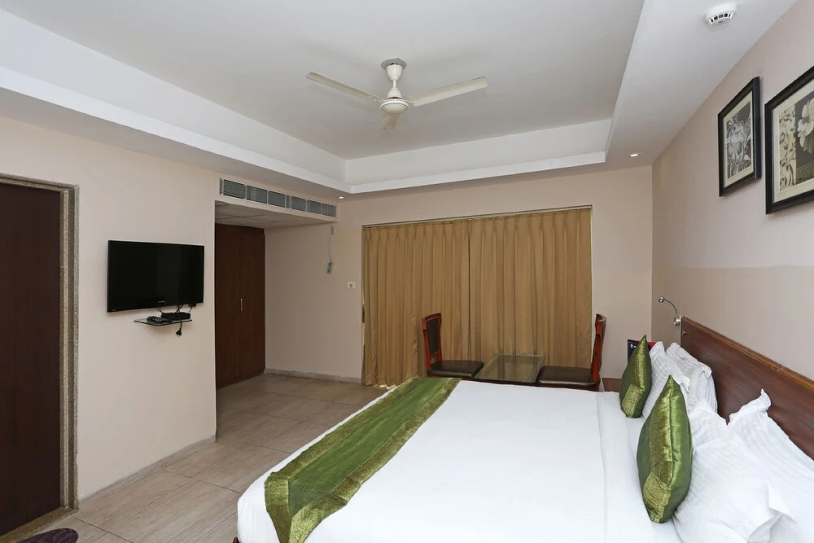 Hotel BJ's By the Way