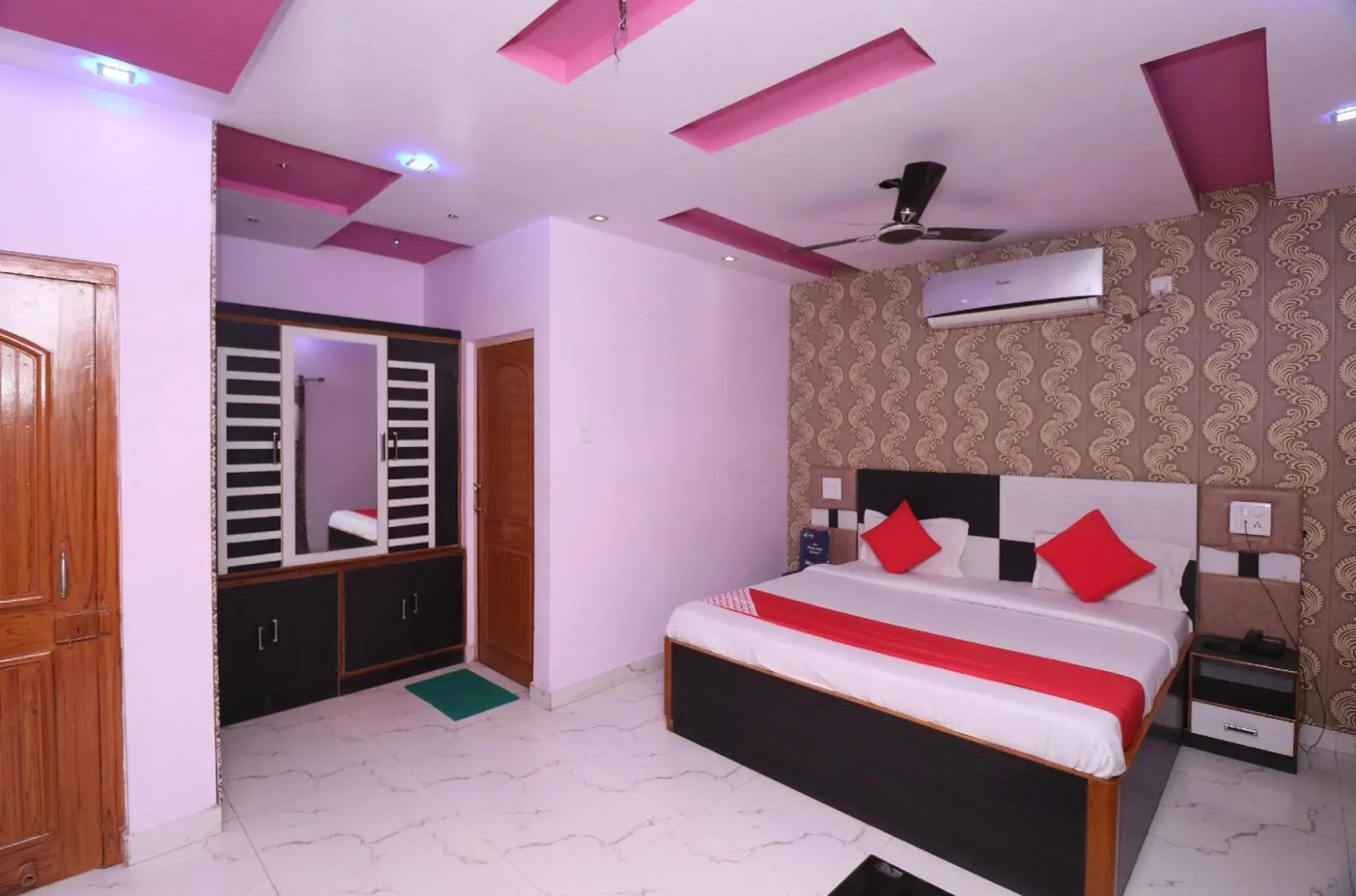 OYO 18682 Hotel Roshan