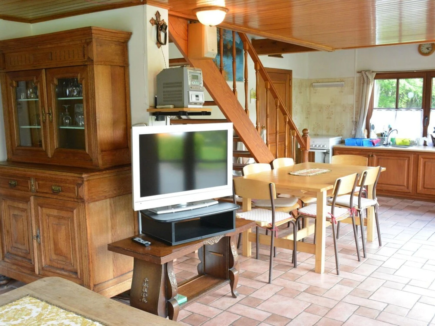 Quaint Chalet in Hannut with a Pond