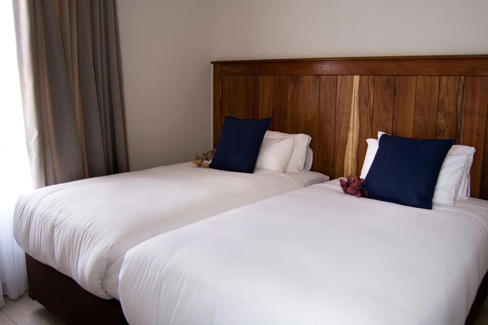 Camelot Guest House & Apartments