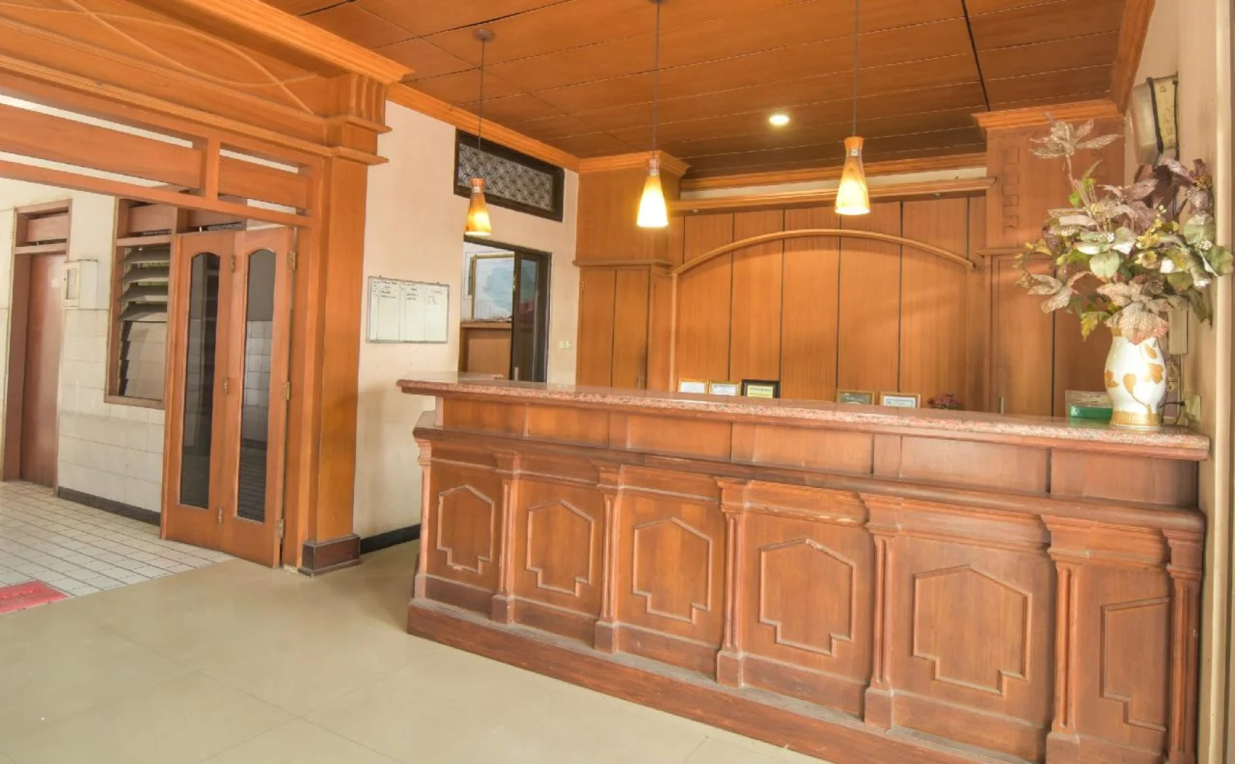 Hotel & Restaurant Basra