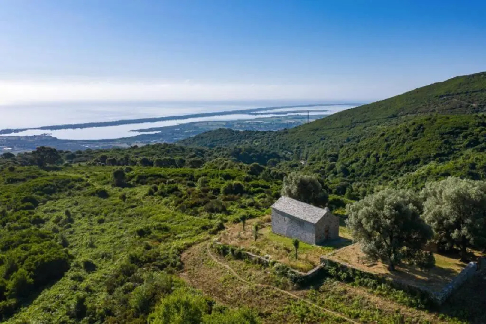 Appartement neuf entre mer et montagne.