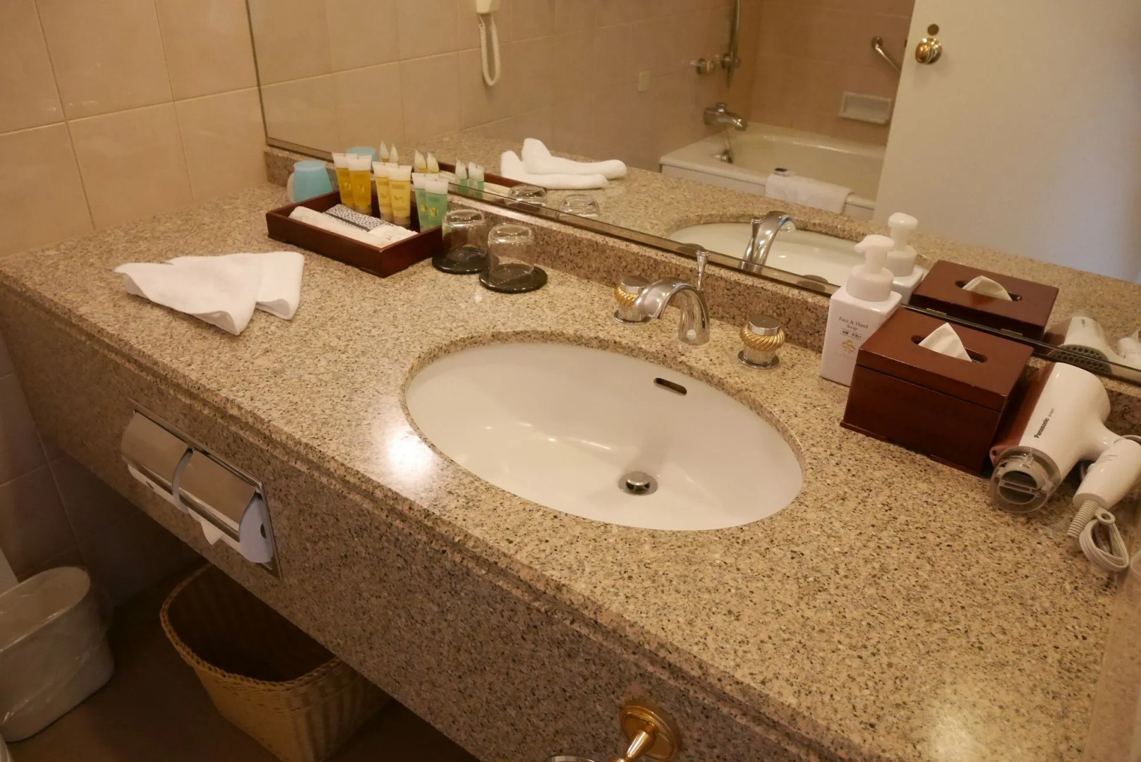 Отель Yokohama Royal Park