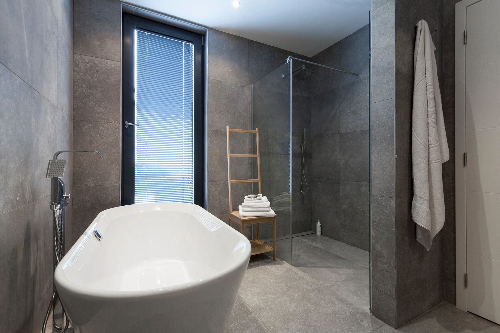 Unit 5 - Trendy Smart Home Triplex Private Garden & Parking