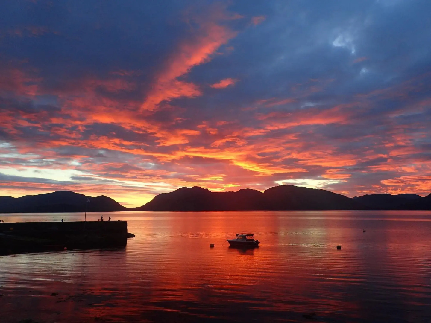 Holly Tree Hotel, Swimming Pool & Hot Tub