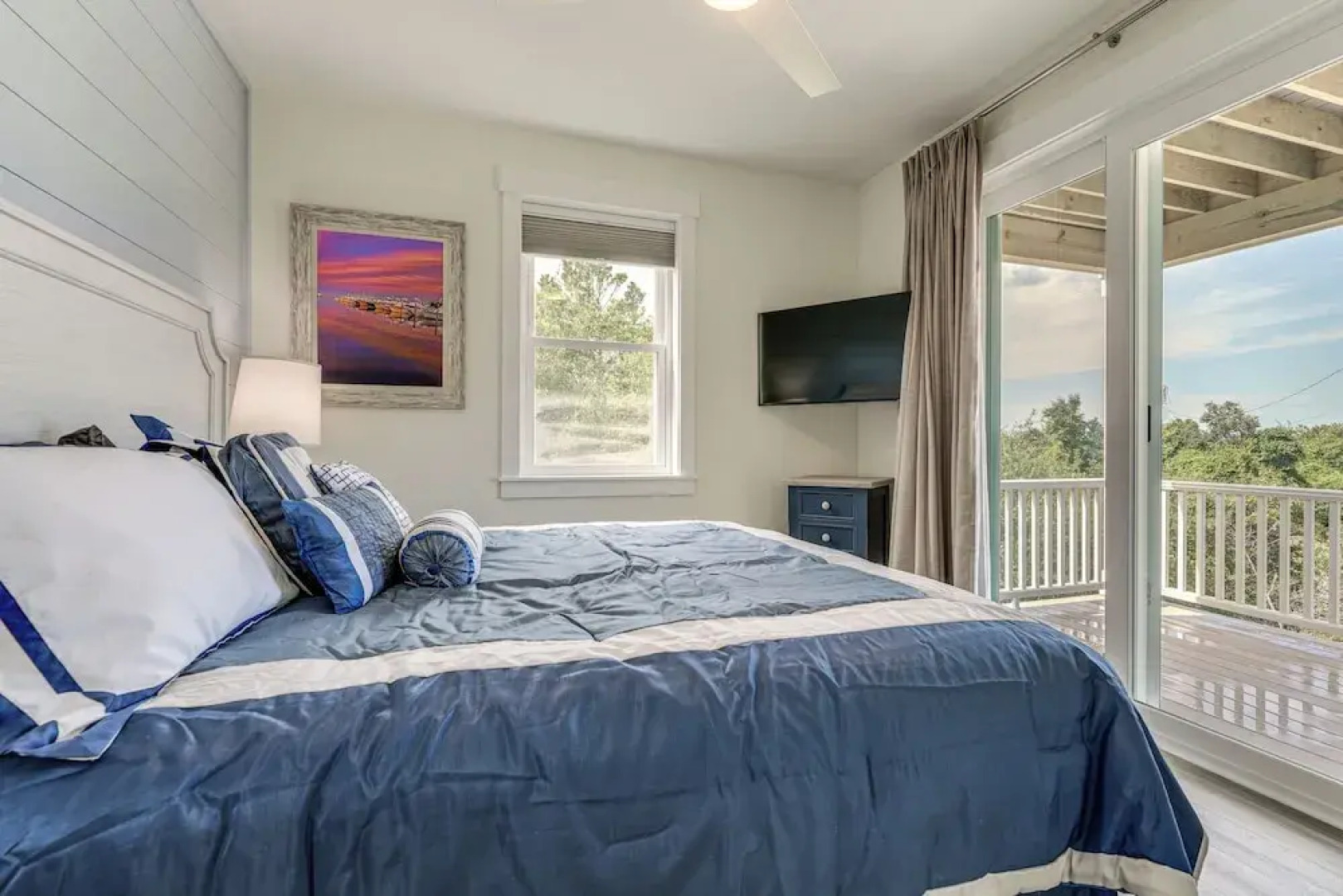 Walk to Beach: Southern Shores Retreat w/ Hot Tub