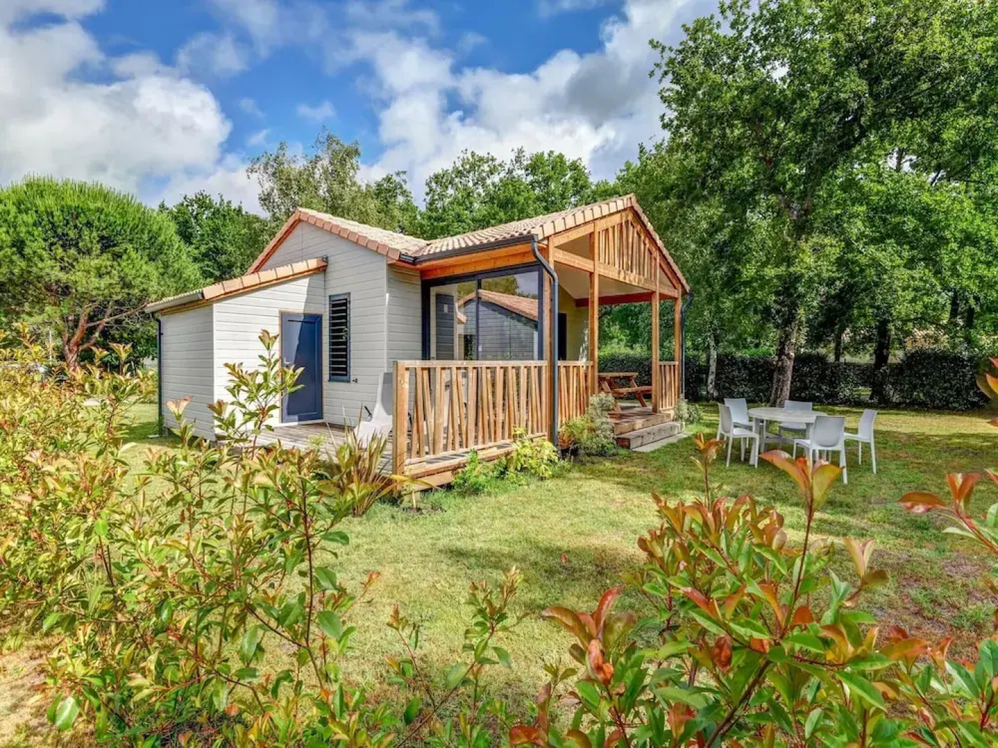 Secluded Chalet in Hourtin With Swimming Pool