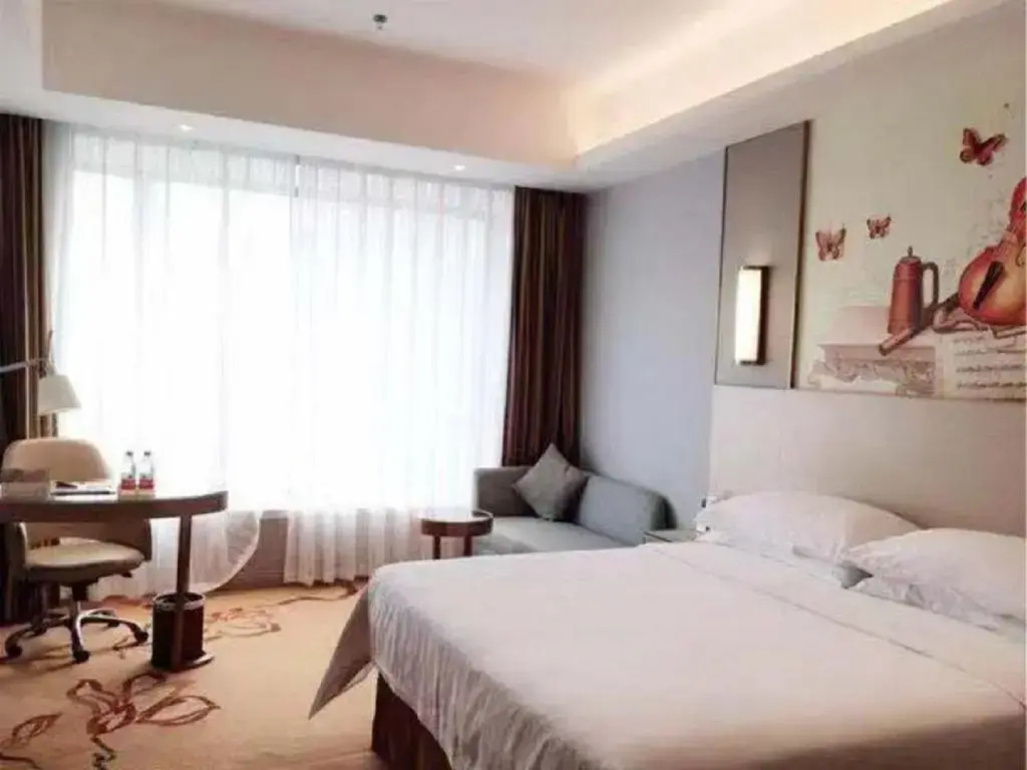 Vienna International Hotel (Haikou Old Town High-speed Railway Station)