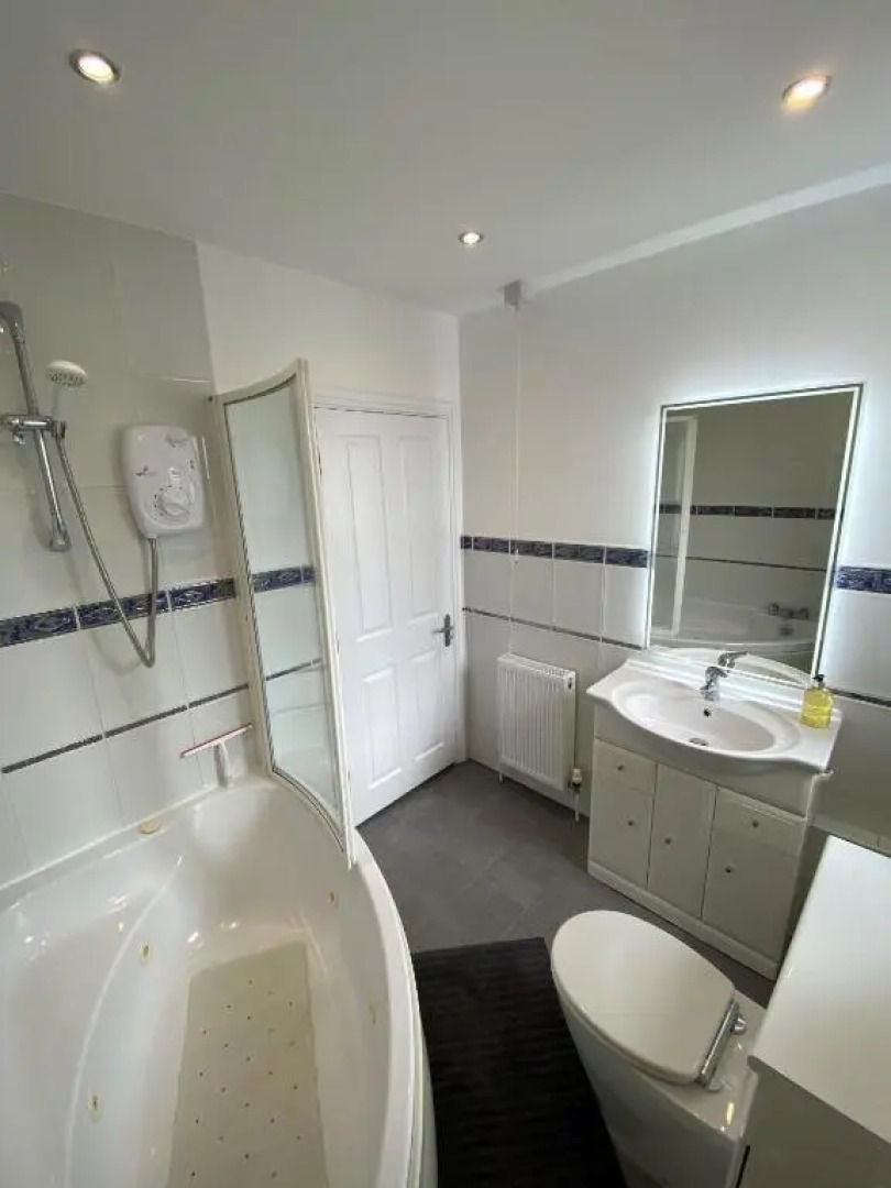 Eastcliffe Penthouse, 2 Beds & Bathrooms with Parking