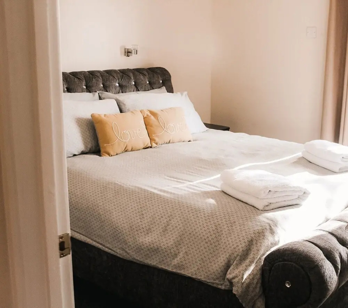 Keer Side Lodge, Luxury lodge with private hot tub at Pine Lake Resort