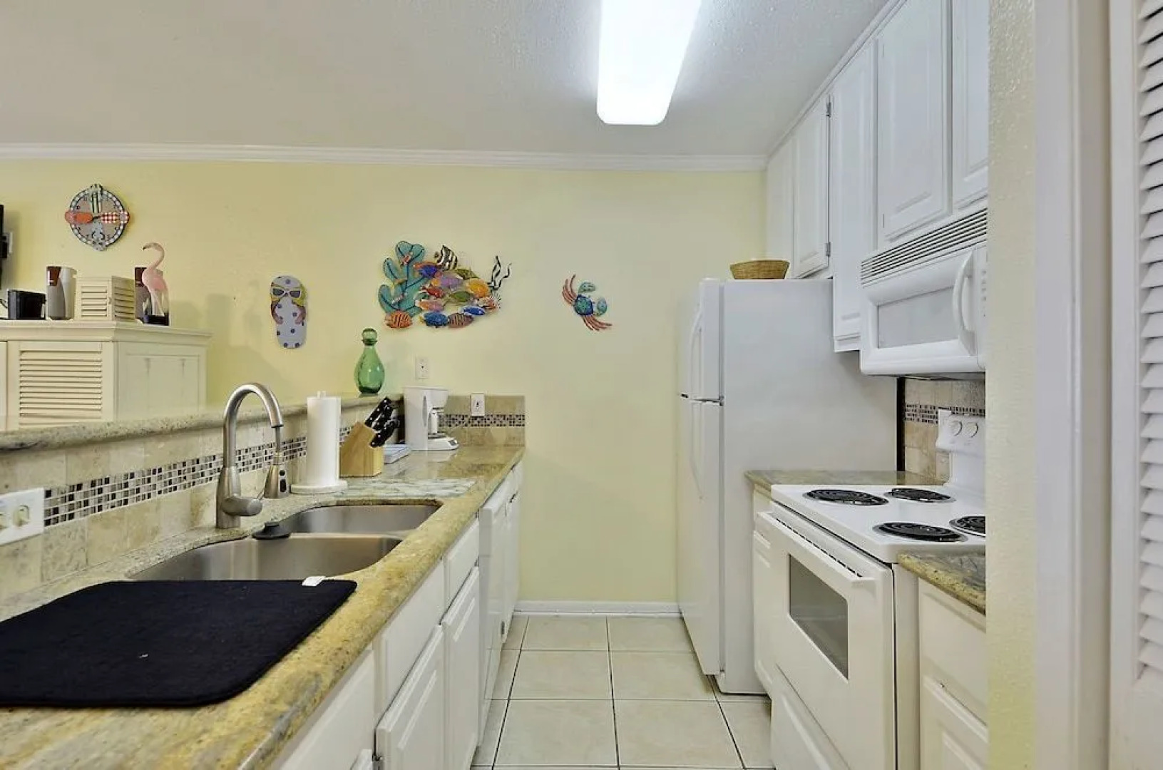 Hula Hut 1 Br condo by RedAwning