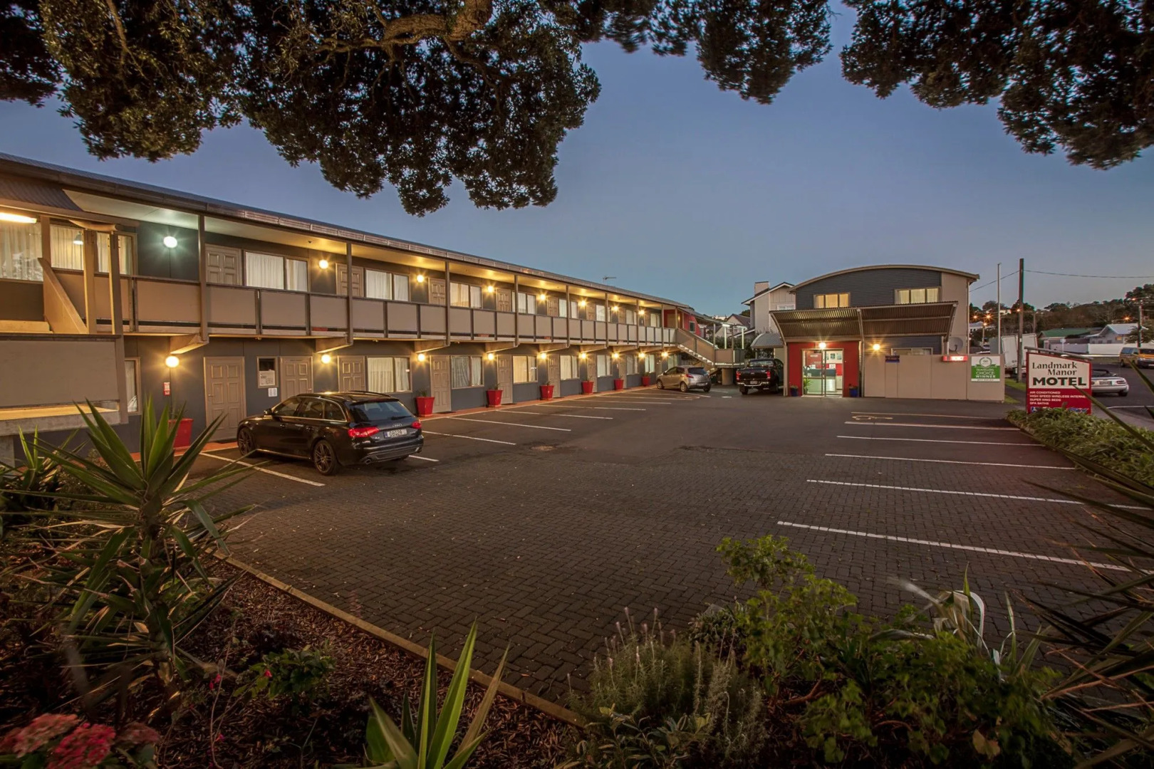 Landmark Manor Motel