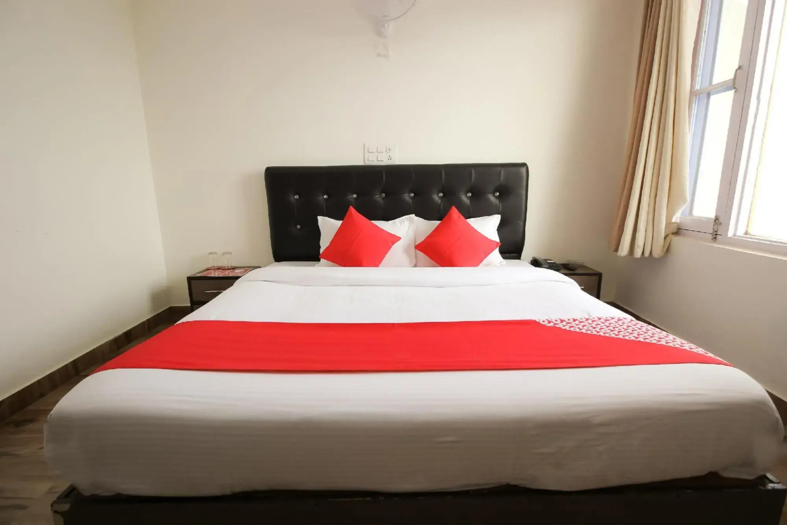 OYO 28284 Gliders Holiday Inn