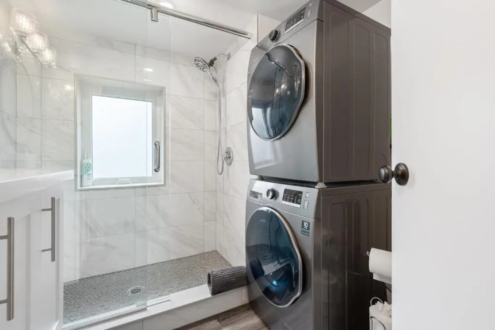 Lake Erie luxurious 2 BDR Condo with Beach access