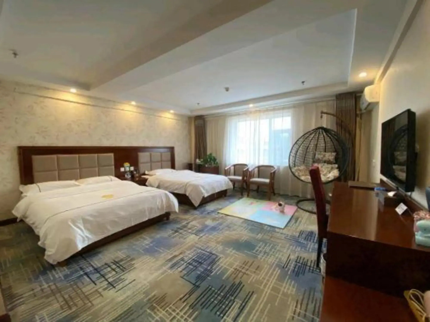 Baiyinquxinghongqiao Business Hotel