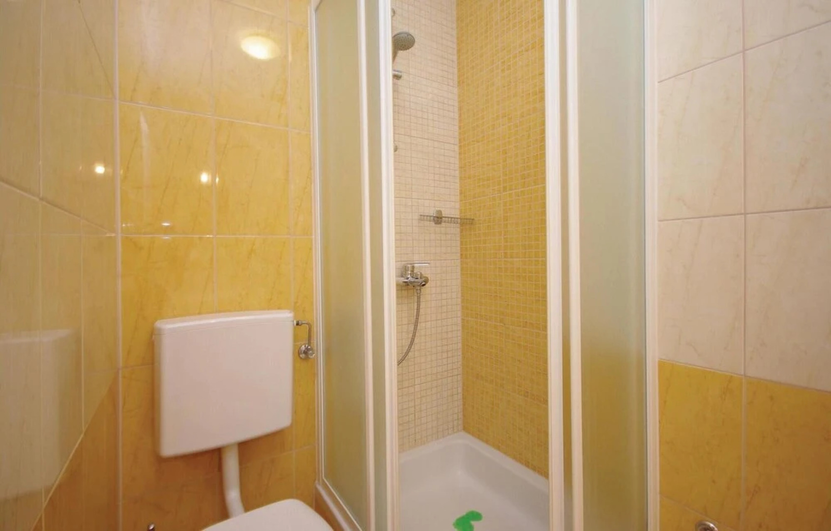 Amazing Home in Makarska With Wifi and 6 Bedrooms