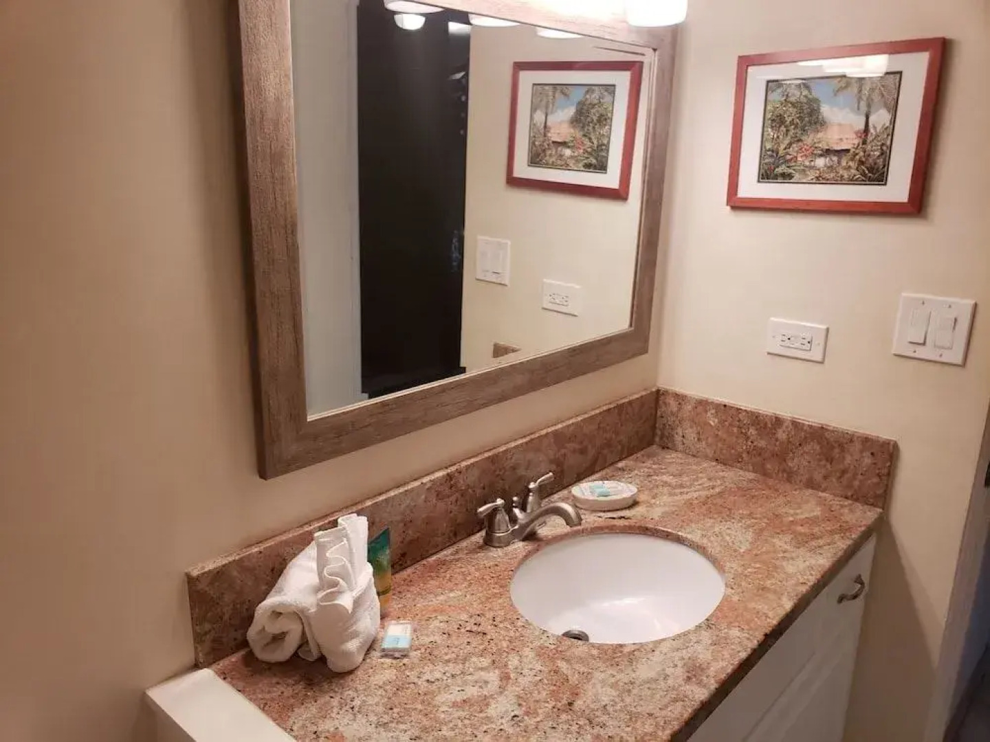 Kaleialoha #214 1 Bedroom 1 Bathroom Condo by Redawning