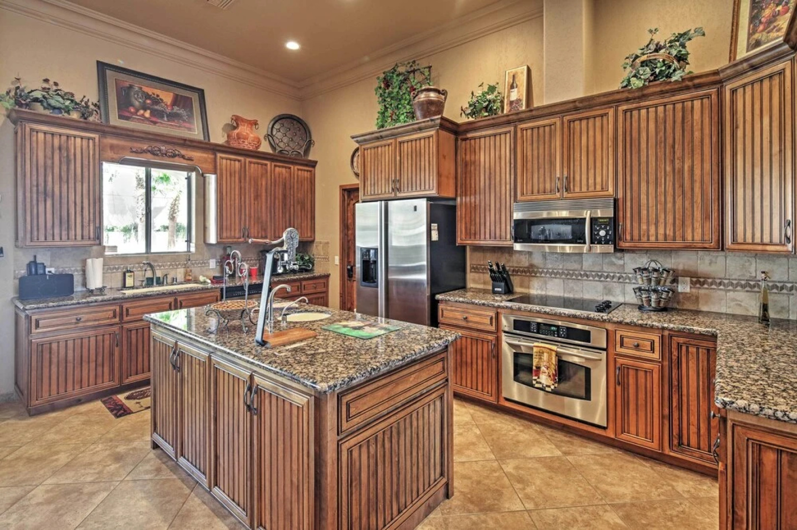 < 2 Mi to Lake Havasu: Spacious Home w/ Patio!