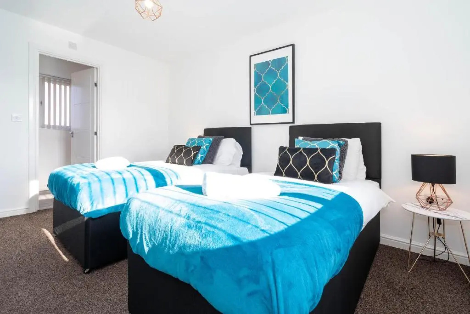 Haus 3 Bedroom House l 6 Guests l Off-street Parking l Garden l TOP RATED l Detatched