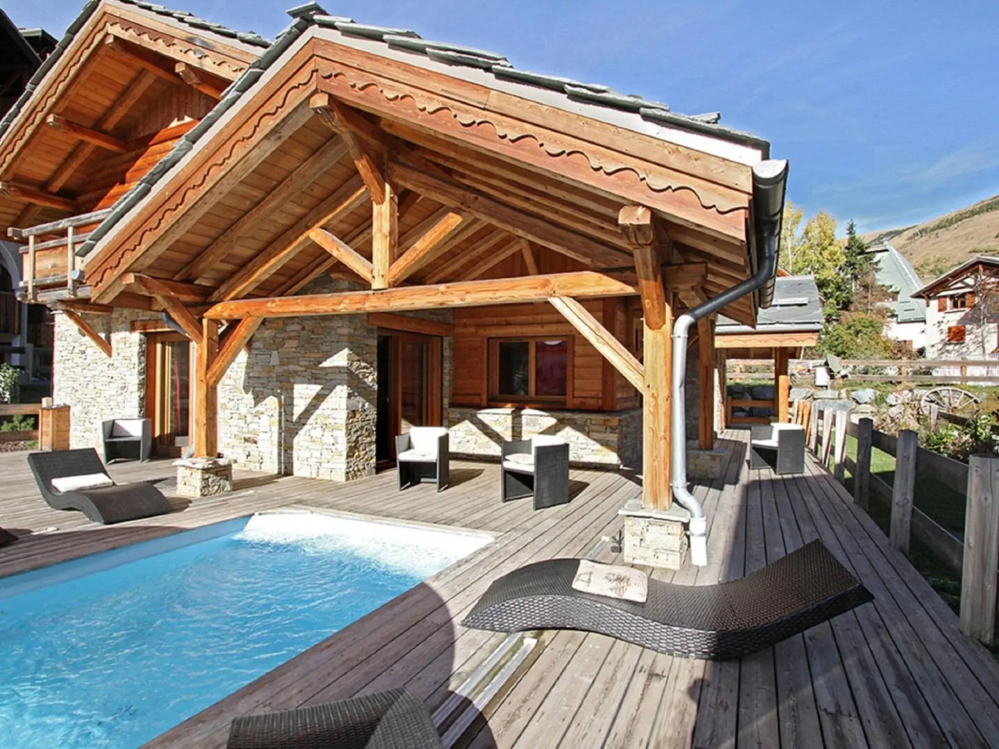 Beautiful 14-person chalet with sauna and private swimming pool in Les Deux Alpes