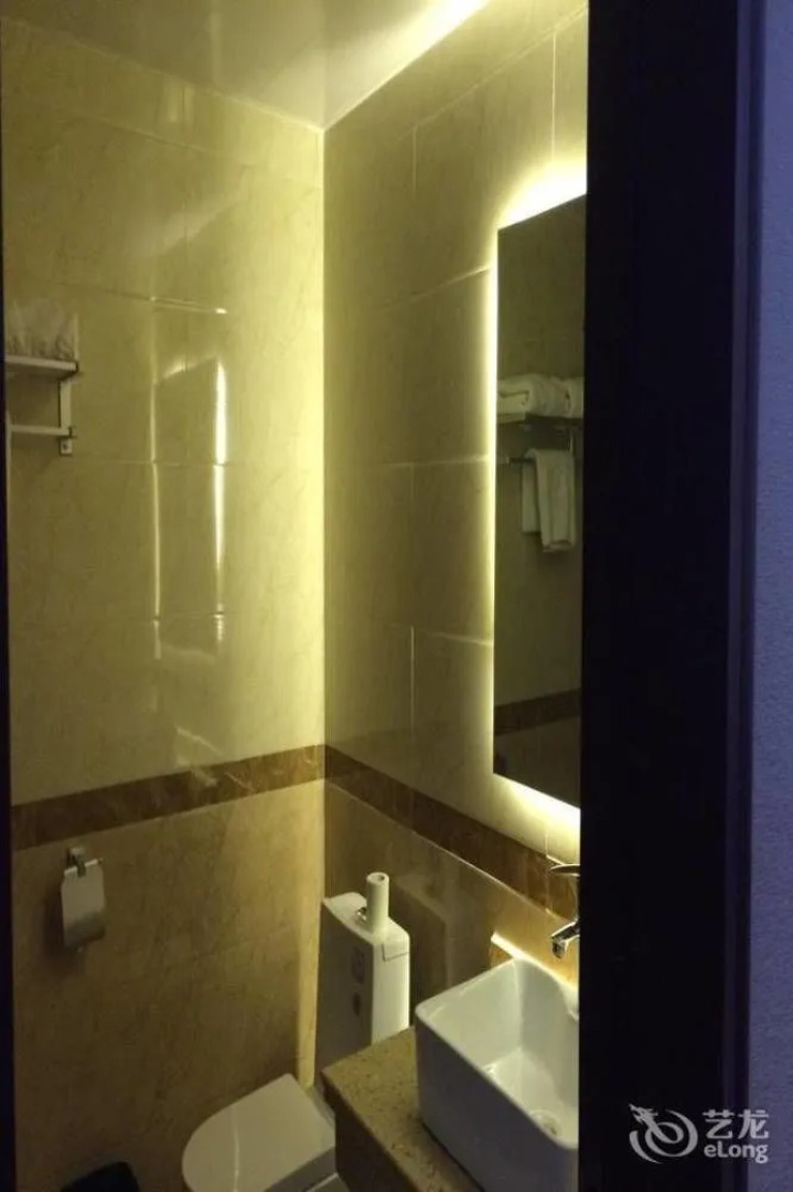 Super 8 Peony Square