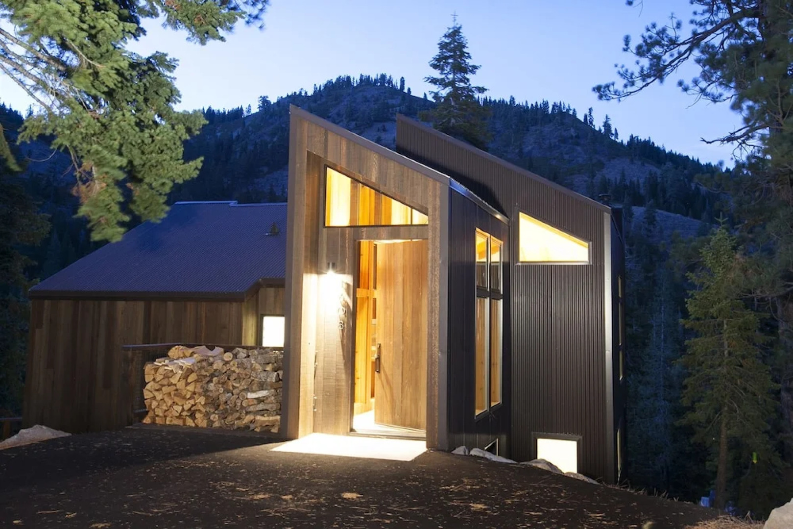 Trapper Mc Nutt Modern Mountain 4 Bedroom Home by RedAwning