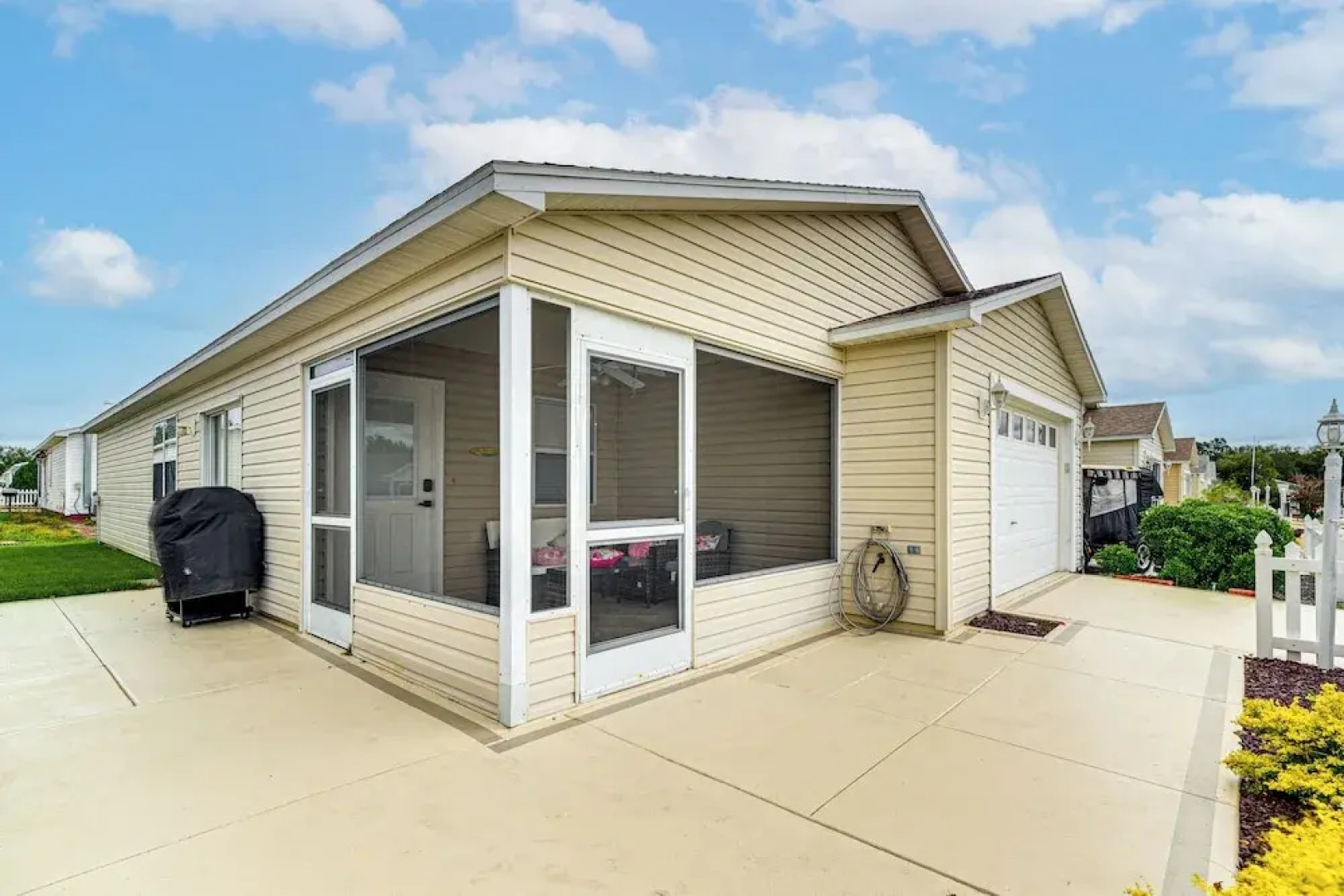 6 Mi to Lake Sumter Landing: Home w/ Perks!