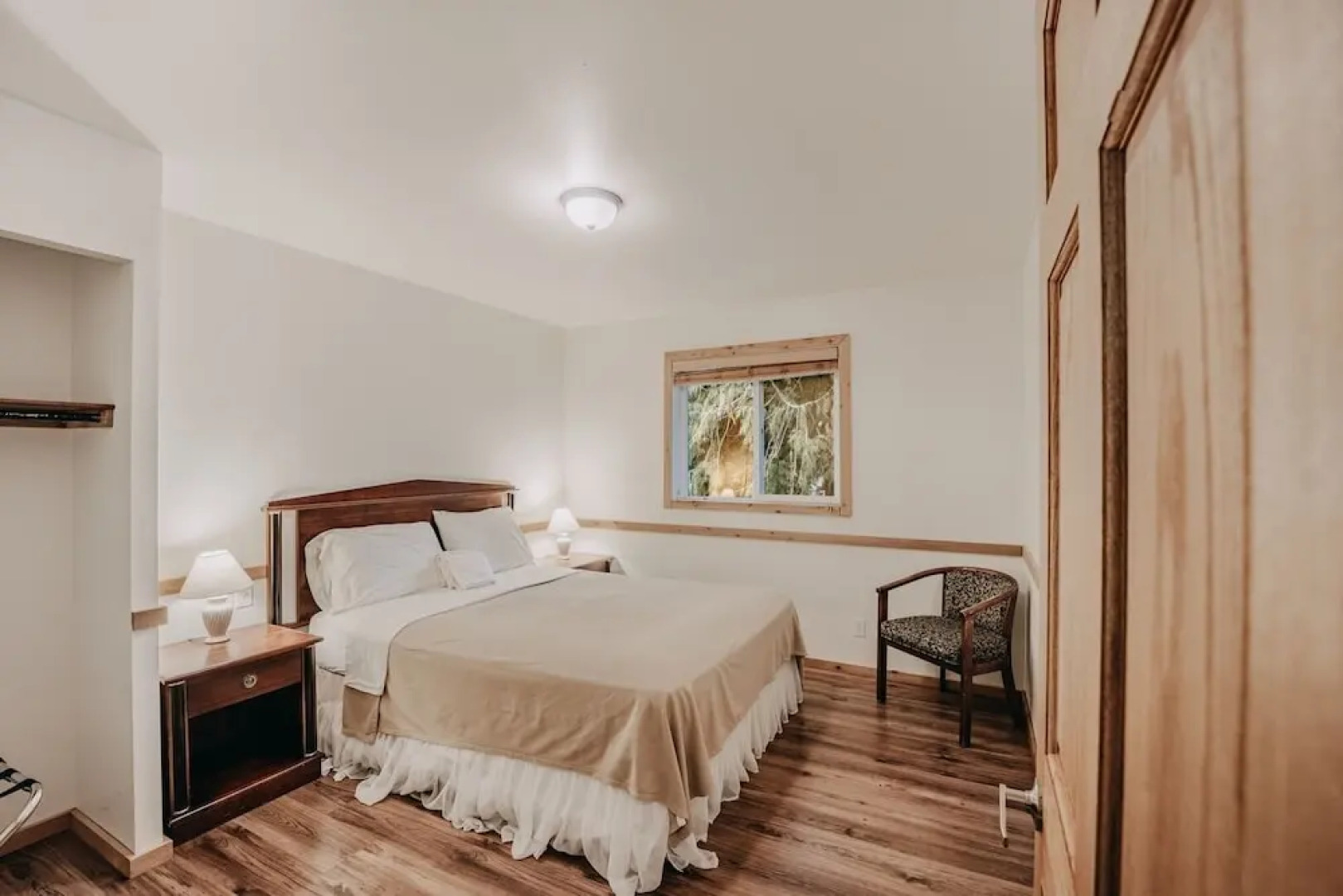 03mbh -12-bdrm - 3.5-bath - Wifi - Pets Ok - Sleeps 26 12 Bedroom Home by RedAwning