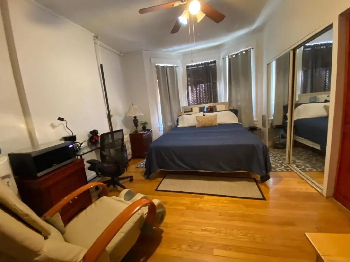 7 Room with Jacuzzi, Massage Seat, and Parking Spac, 15 mins in bus and 7 minutes via New York Waterway Ferry to the CITY - THE BEST CHOICES!!