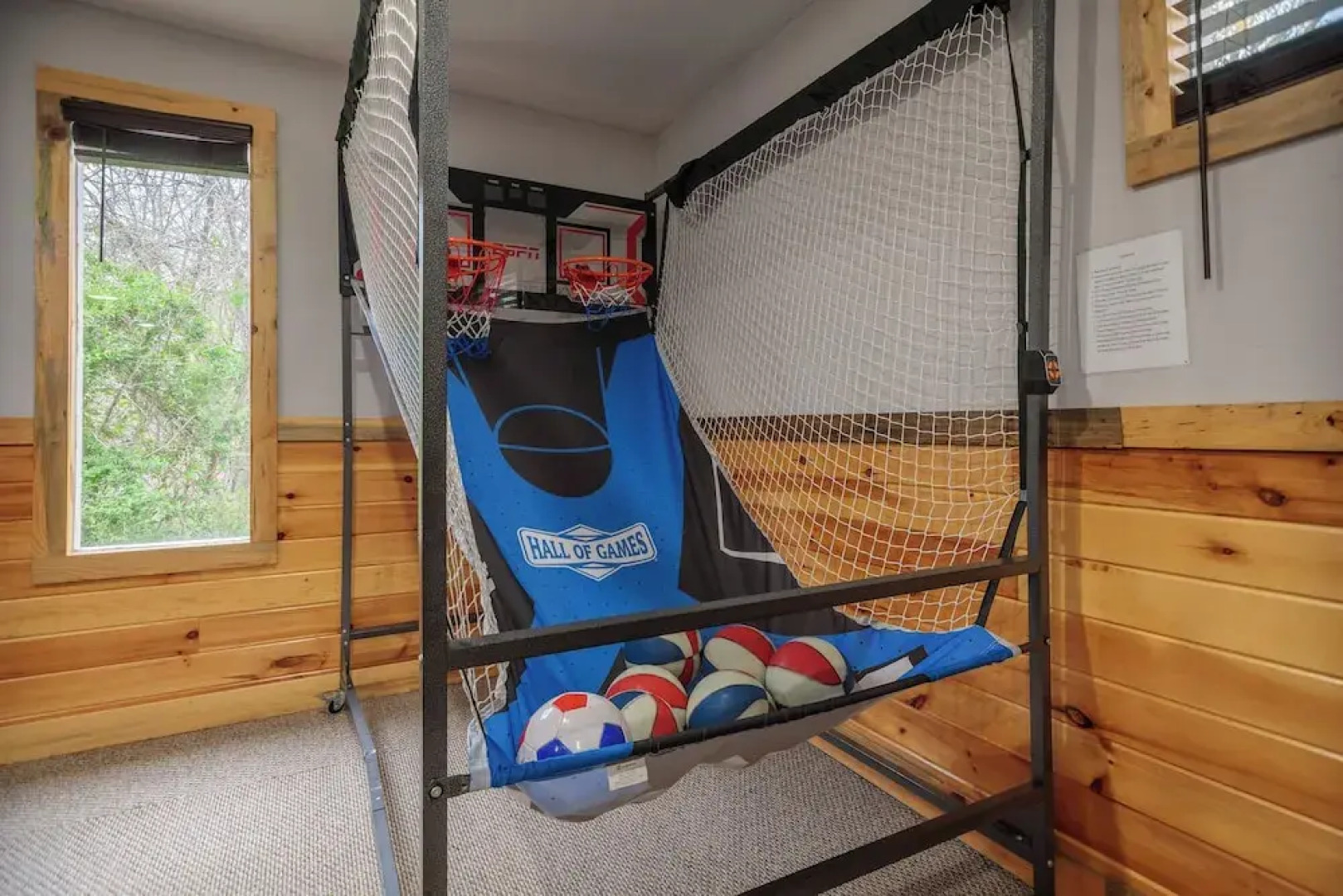 Hot Tub & Mini Golf: Mtn-view Haven in Kodak!