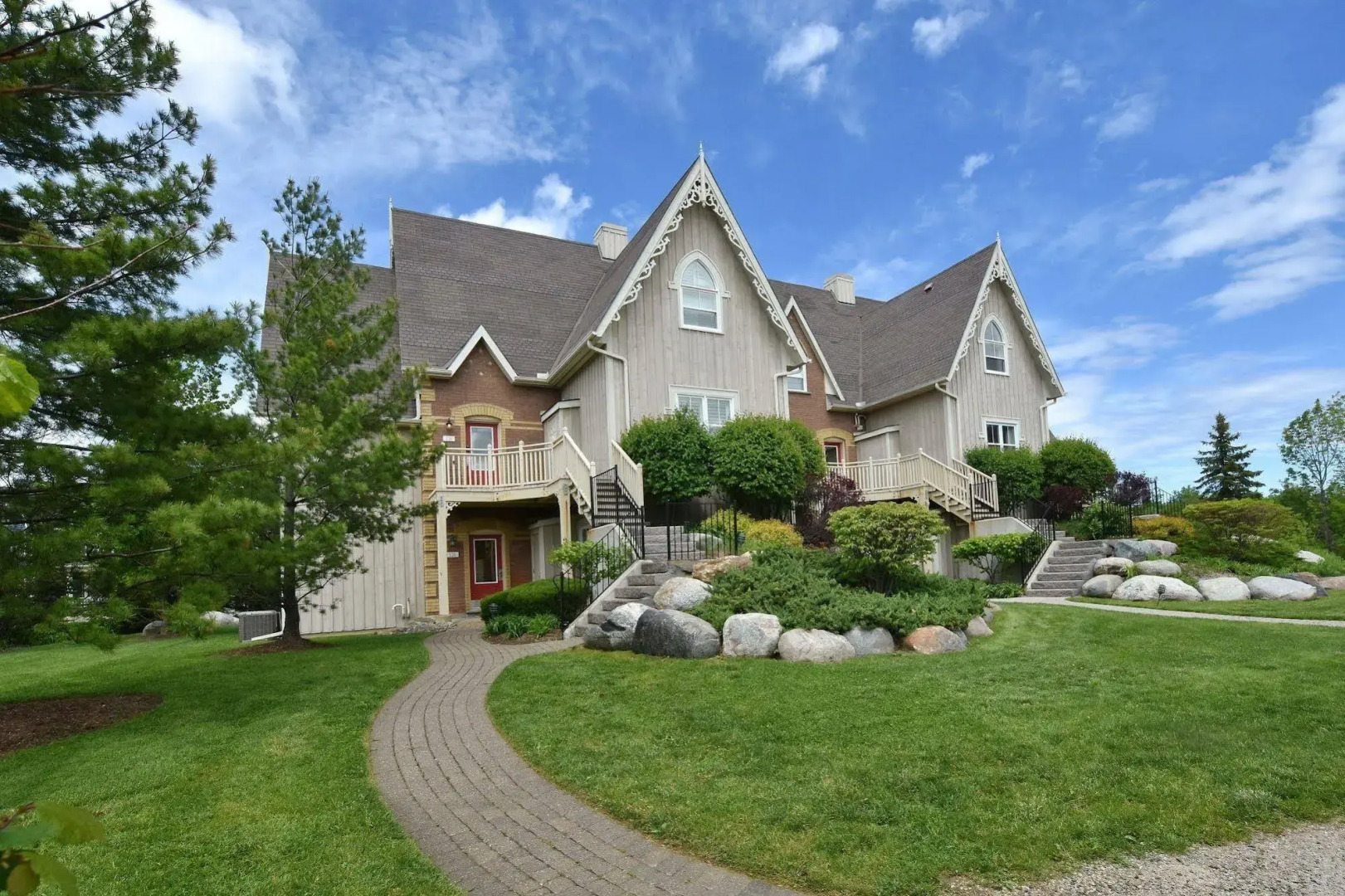 The Lodges at Blue Mountain - Historic Snowbridge Condos